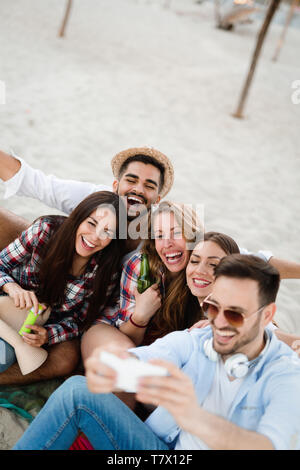 Heureux les jeunes gens en tenant vos autoportraits Banque D'Images