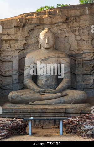 15-pied grand Bouddha assis, l'un des trois, taillée dans le socle granitique au Gal Vihara de culte à Polonnaruwa, Sri Lanka. Banque D'Images