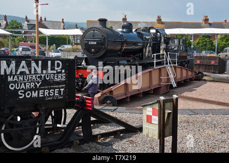 Locomotive vapeur 53808, 2-8-0, un lourd train de fret, à la couronne à Minehead station sur la West Somerset Railway (WSR), Somerset, England, UK Banque D'Images