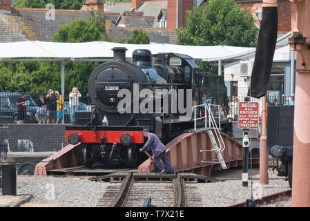 Locomotive vapeur 53808, 2-8-0, un lourd train de fret, à la couronne à Minehead station sur la West Somerset Railway (WSR), Somerset, England, UK Banque D'Images