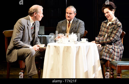 De gauche à droite : Andrew Havill comme Warnie, Hugh Bonneville comme C.S. Lewis & Liz White comme Joy Gresham dans Shadowlands par William Nicholson à Chichester... Banque D'Images