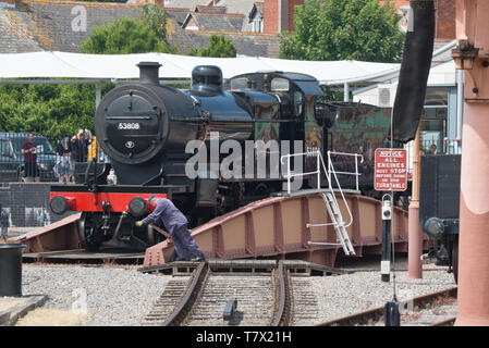 Locomotive vapeur 53808, 2-8-0, un lourd train de fret, à la couronne à Minehead station sur la West Somerset Railway (WSR), Somerset, England, UK Banque D'Images