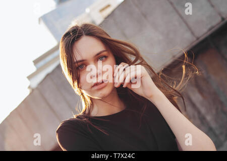 De beaux cheveux long wind girl fashion model on city street Banque D'Images