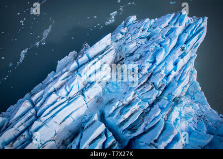 La Knik Glacier en Alaska. Manque de neige exposer les cendres retombées de la redoute à proximité de volcan, la réduction de l'effet albédo. Il y a des milliers de glaciers en Alaska, et au moins 616 d'entre eux sont nommés. Ensemble, ils sont en train de perdre 75 milliards de tonnes de glace chaque année en raison de la fonte. Ce chiffre est susceptible d'augmenter dans les années à venir. Mai 2015 a été la plus chaude en 91 ans. La couleur bleue est naturellement produit, mais est renforcé par underexposing l'image. Banque D'Images