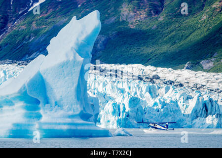 La Knik Glacier en Alaska. Manque de neige exposer les cendres retombées de la redoute à proximité de volcan, la réduction de l'effet albédo. Il y a des milliers de glaciers en Alaska, et au moins 616 d'entre eux sont nommés. Ensemble, ils sont en train de perdre 75 milliards de tonnes de glace chaque année en raison de la fonte. Ce chiffre est susceptible d'augmenter dans les années à venir. Mai 2015 a été la plus chaude en 91 ans. La couleur bleue est naturellement produit, mais est renforcé par underexposing l'image. Banque D'Images