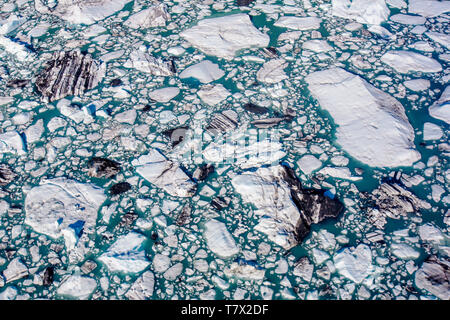 La Knik Glacier en Alaska. Manque de neige exposer les cendres retombées de la redoute à proximité de volcan, la réduction de l'effet albédo. Il y a des milliers de glaciers en Alaska, et au moins 616 d'entre eux sont nommés. Ensemble, ils sont en train de perdre 75 milliards de tonnes de glace chaque année en raison de la fonte. Ce chiffre est susceptible d'augmenter dans les années à venir. Mai 2015 a été la plus chaude en 91 ans. La couleur bleue est naturellement produit, mais est renforcé par underexposing l'image. Banque D'Images