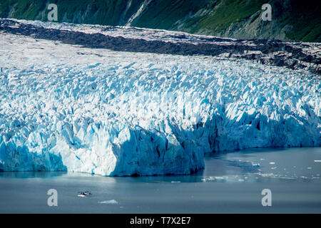 La Knik Glacier en Alaska. Manque de neige exposer les cendres retombées de la redoute à proximité de volcan, la réduction de l'effet albédo. Il y a des milliers de glaciers en Alaska, et au moins 616 d'entre eux sont nommés. Ensemble, ils sont en train de perdre 75 milliards de tonnes de glace chaque année en raison de la fonte. Ce chiffre est susceptible d'augmenter dans les années à venir. Mai 2015 a été la plus chaude en 91 ans. La couleur bleue est naturellement produit, mais est renforcé par underexposing l'image. Banque D'Images