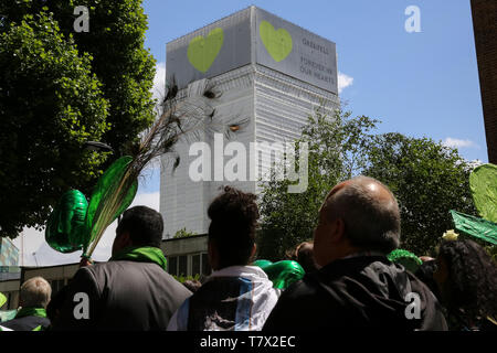 Vu les gens à l'extérieur de la tour de Grenfell, bloc d'appartements dans la région de North Kensington, à l'ouest de Londres. Le 14 juin 2017, un incendie éclate dans les 24 étages de la tour de Grenfell, bloc d'appartements dans la région de North Kensington, à l'ouest de Londres où 72 personnes sont mortes, plus de 70 autres ont été blessées et 223 personnes se sont échappés. Le Gouvernement britannique est de financer environ 200 millions de livres au remplacement d'un bardage style Grenfell sur autour de 170 tours d'immeubles d'habitation privés après les propriétaires d'immeubles n'a pas réussi à prendre des mesures. Secrétaire James Brokenshire a déclaré que les communautés de l'inaction de propriétaires avait forcé le gouvernement à agir. Banque D'Images