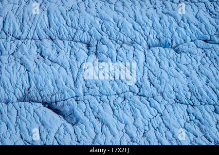 La Knik Glacier en Alaska. Manque de neige exposer les cendres retombées de la redoute à proximité de volcan, la réduction de l'effet albédo. Il y a des milliers de glaciers en Alaska, et au moins 616 d'entre eux sont nommés. Ensemble, ils sont en train de perdre 75 milliards de tonnes de glace chaque année en raison de la fonte. Ce chiffre est susceptible d'augmenter dans les années à venir. Mai 2015 a été la plus chaude en 91 ans. La couleur bleue est naturellement produit, mais est renforcé par underexposing l'image. Banque D'Images