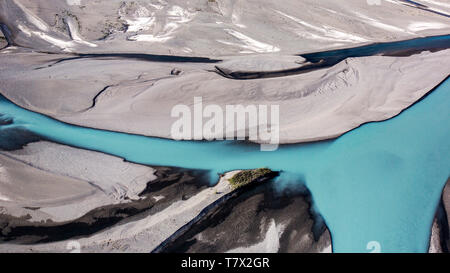 Les sédiments et les boues provenant de la proximité du Glacier Knik glacier cette couleur river jaunes. Il y a des milliers de glaciers en Alaska, et au moins 616 d'entre eux sont nommés. Ensemble, ils sont en train de perdre 75 milliards de tonnes de glace chaque année en raison de la fonte. Ce chiffre est susceptible d'augmenter dans les années à venir. Mai 2015 a été la plus chaude en 91 ans. Dans un monde normal, l'eau de fonte des glaciers contribuent à réguler la température et le débit des rivières dans le parc des Glaciers comme celui sur la photo. Avec la disparition des glaciers, dans le passage d'eau va diminuer et la température de l'eau d'augmenter, peut-être provoquer des ex Banque D'Images