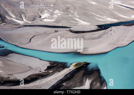 Les sédiments et les boues provenant de la proximité du Glacier Knik glacier cette couleur river jaunes. Il y a des milliers de glaciers en Alaska, et au moins 616 d'entre eux sont nommés. Ensemble, ils sont en train de perdre 75 milliards de tonnes de glace chaque année en raison de la fonte. Ce chiffre est susceptible d'augmenter dans les années à venir. Mai 2015 a été la plus chaude en 91 ans. Dans un monde normal, l'eau de fonte des glaciers contribuent à réguler la température et le débit des rivières dans le parc des Glaciers comme celui sur la photo. Avec la disparition des glaciers, dans le passage d'eau va diminuer et la température de l'eau d'augmenter, peut-être provoquer des ex Banque D'Images