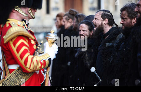 Usage éditorial seulement pour célébrer le lancement de la saison 8 de 'Game of Thrones' sur Sky Atlantic, la nuit de regarder, à partir de la série TV, prendre part à une performance militaire avec les Coldstream Guards Band de l'armée britannique à la Tour de Londres qui a effectué l'emblématique bande originale du spectacle. De l'Atlantique ciel en partenariat avec l'armée britannique à chorégraphier le spectacle, qui a eu deux mois de planification militaire et musical précis. La foule attendait un changement de tour de garde de la Coldstream Guards, comme ils ont joué "La norme de St George' avant mars sudde Banque D'Images