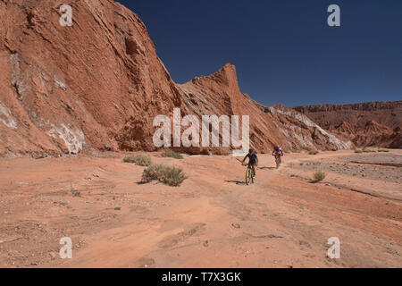 Vtt à travers désert paysage incroyable dans la Valle Marte, San Pedro de Atacama, Chili Banque D'Images