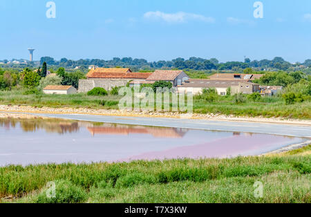 Sel rose de l'établissement autour d'un bassin d'évaporation dans la région de la Camargue, dans le sud de la France Banque D'Images