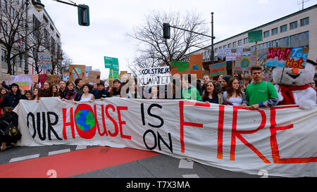 Image plus large du Greta Thunberg 'kolstrejk pour Klimatet" (grève de l'école pour le climat) au 29 mars 2019 vendredi pour les changements climatiques à venir mars, Berlin Banque D'Images