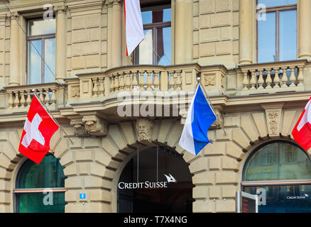 Zurich, Suisse - 1 août 2016 : une partie de la façade de l'immeuble à Credit Suisse Paradeplatz square dans la ville de Zurich décoré avec le drapeau Banque D'Images