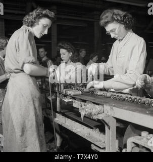 Années 1950, historiques, les femmes qui travaillent sur la ligne de production à l'aide d'outillage à l'usine de batteries toujours prêt à Forest Road, Walthamstow, London, England, UK. Femme entra la main-d'oeuvre industrielle en grand nombre pendant la WW2 et plusieurs sont à après la fin de la guerre. L'usine spécialisée dans la fabrication de piles sèches pour les radios.. En 1963 toujours prêts a été un géant industriel massif avec 28 usines au Royaume-Uni qui emploient plus de 12 000 personnes. Banque D'Images