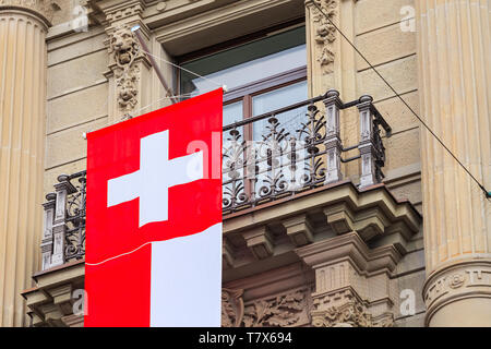 Zurich, Suisse - 1 août 2016 : un balcon de l'immeuble au Credit Suisse Paradeplatz square dans la ville de Zurich décoré d'un drapeau de SWI Banque D'Images