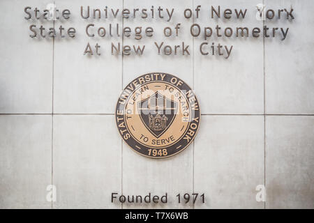 NEW YORK, USA - 24 février 2018 : la plaque d'entrée de l'Université d'État de New York College of Optometry Banque D'Images