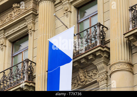 Zurich, Suisse - 1 août 2016 : un balcon de l'immeuble au Credit Suisse Paradeplatz square dans la ville de Zurich décoré avec un drapeau d'Zur Banque D'Images