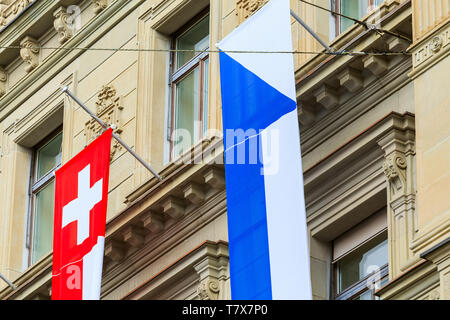 Zurich, Suisse - 1 août 2016 : une partie de la façade de l'immeuble à Credit Suisse Paradeplatz square dans la ville de Zurich décoré avec le drapeau Banque D'Images