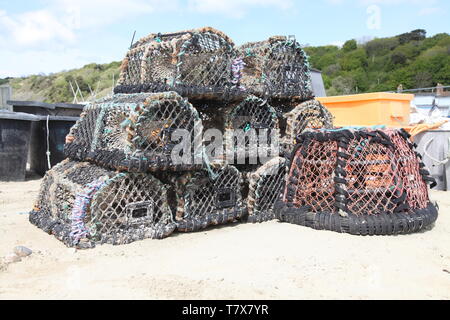 Des paniers de homard assis sur une terre sèche de soleil prêt à être utilisé à la Cobb, baie de Lyme Regis, dans le Dorset Banque D'Images