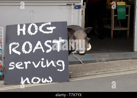 Lyme Regis, rôti de porc - Dorset en service actuellement situé à l'extérieur signalisation Deli Weli Store Front au Cobb, 2019 Banque D'Images