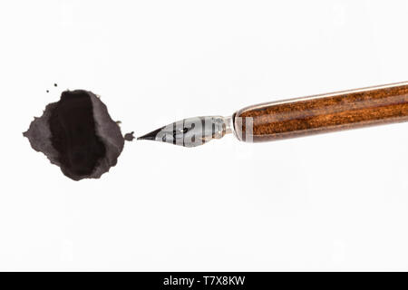 Vue de dessus de nib peint noir brown porte-plume et encre noire sur papier blanc blot Banque D'Images