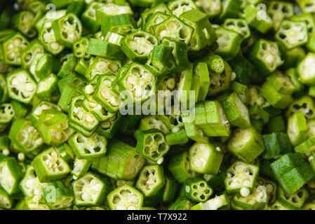 Libre d'okras coupés. Okras sont également connus comme mesdames les doigts. Banque D'Images