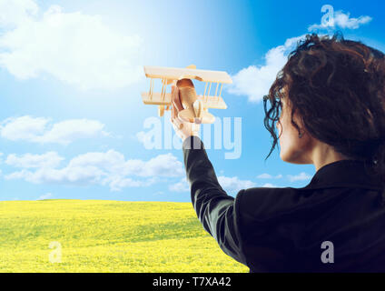 Businesswoman jouer avec un jouet avion. Concept de démarrage d'entreprise et la réussite de l'entreprise. Banque D'Images