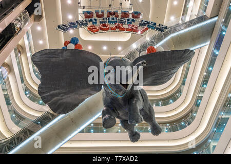 Hong Kong, Chine - Éléphant Dumbo géant de la publicité dans l'époque Square Shopping Mall Banque D'Images