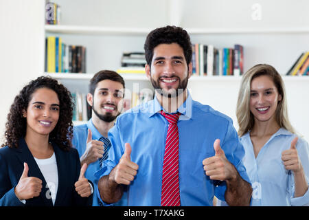 L'homme d'hipster avec groupe d'hommes et de femmes d'affaires et à l'office de tourisme Banque D'Images