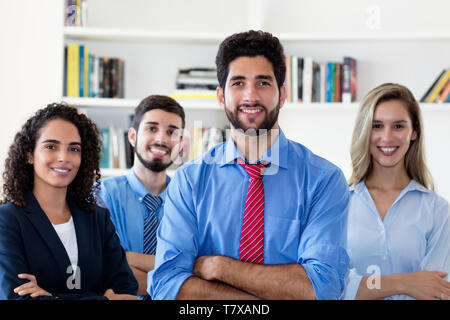 L'homme d'hipster avec groupe d'hommes et de femmes d'affaires et à l'office de tourisme Banque D'Images