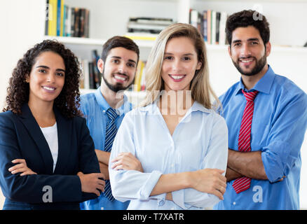 Caucasian businesswoman avec groupe de femmes et d'hommes d'affaires au bureau Banque D'Images