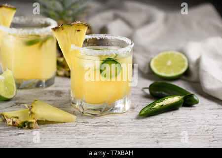 Cocktail sans alcool Ananas margarita, tequila avec de la chaux et jalapeno Banque D'Images