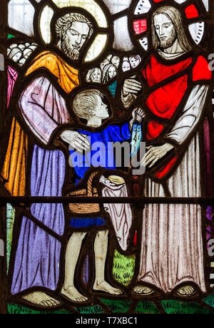 Eglise de Saint Andrew, Little Glemham, Suffolk, Angleterre, RU vitrail détail de garçon pour nourrir les poissons offrant cinq mille 1929 par Margar Banque D'Images