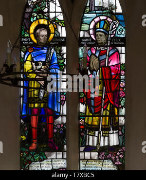 Eglise de Saint Mary Earl Soham, Suffolk, Angleterre, RU vitrail par Margaret Edith Aldrich corde(1891-1988), Saint Edmund et Saint Felix Banque D'Images