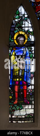 Eglise de Saint Mary Earl Soham, Suffolk, Angleterre, RU vitrail par par Margaret Edith Aldrich corde(1891-1988), saint martyr Edmund king Banque D'Images