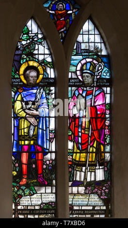 Eglise de Saint Mary Earl Soham, Suffolk, Angleterre, RU vitrail par Margaret Edith Aldrich corde(1891-1988), Saint Edmund et Saint Felix Banque D'Images