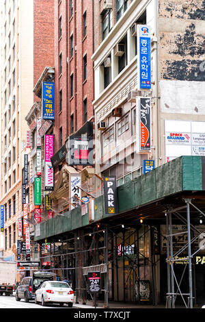 La ville de New York, USA - 7 Avril 2018 : Manhattan NYC buildings vue verticale en coréen ville avec beaucoup de magasins, boutiques signes sur West 32nd street road parkin Banque D'Images