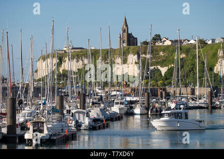 Dieppe (Normandie, nord de la France) : Òbassin AngoÓ marina. Dans l'arrière-plan, la chapelle de Notre-Dame-de-Bonsecours *** *** légende locale Banque D'Images