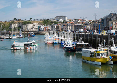 Dieppe, dans le Pays de Caux, ÒCote dÕAlbatreÓ le long de la côte (Albaster). Òbassin AngoÓ Marina. Tourist bateaux amarrés le long du quai Henri J'Òquai Banque D'Images