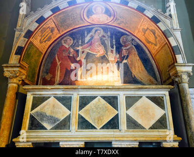 Vierge Marie et l'enfant ont intronisé dans la Basilique de San Lorenzo Maggiore, Milan, Italie. Banque D'Images