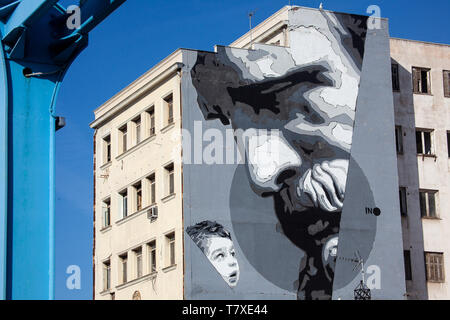 Grèce, Athènes : immense graffiti sur un immeuble, l'homme et l'enfant Banque D'Images