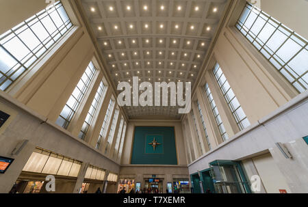 Bruxelles, Belgique - 03 10 2019 : plafond décoré de l'entrée principale, hall et salle d'attente de la Gare du Nord de Bruxelles Banque D'Images