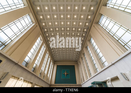 Bruxelles, Belgique - 03 10 2019 : plafond décoré de l'entrée principale, hall et salle d'attente de la Gare du Nord de Bruxelles Banque D'Images