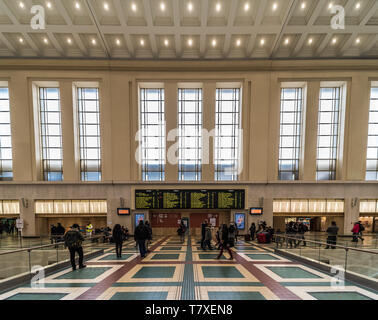 Bruxelles, Belgique - 03 10 2019 : carreaux à motifs rectangulaires colorés et les banlieusards de marcher dans la salle d'attente principale de la gare de Bruxelles Nord Banque D'Images