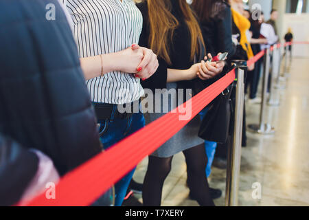 Photo floue de longue file d'attente des passagers à l'enregistrement au comptoir d'enregistrement de l'aéroport Banque D'Images