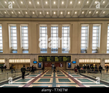 Bruxelles, Belgique - 03 10 2019 : carreaux à motifs rectangulaires colorés et les banlieusards de marcher dans la salle d'attente principale de la gare de Bruxelles Nord Banque D'Images