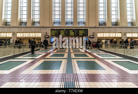 Bruxelles, Belgique - 03 10 2019 : carreaux à motifs rectangulaires colorés et les banlieusards de marcher dans la salle d'attente principale de la gare de Bruxelles Nord Banque D'Images